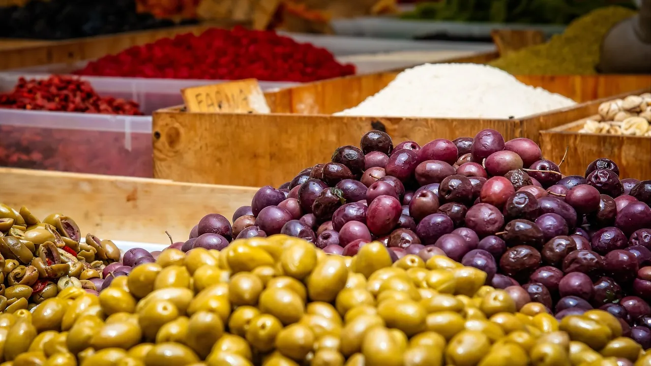Plusieurs variétés d’olives présentées côte à côte sur un étal
